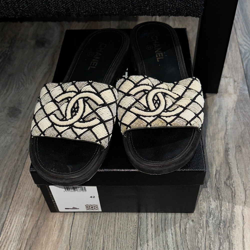 Chanel Women's Black and Cream Patterned Sandals